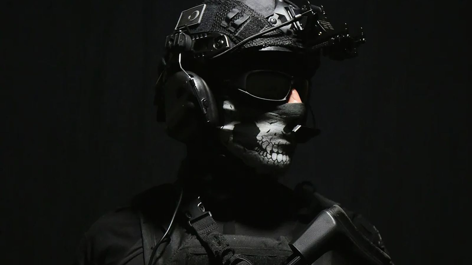 Operator mit Totenkopf-Maske im Dunkeln